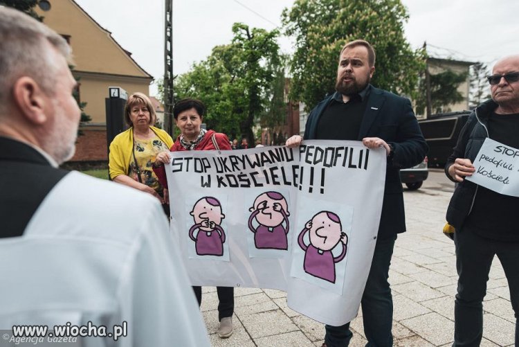 Ksiądz rzucił się na protestujących