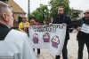 Ksiądz rzucił się na protestujących
