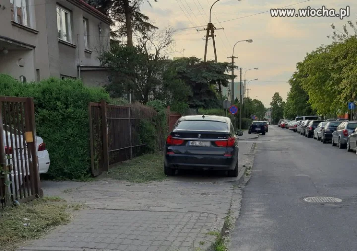 Mistrzowie parkowania na ul. Słowackiego w Płocku
