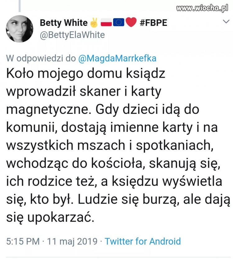 Ksiądz wprowadził karty i skaner