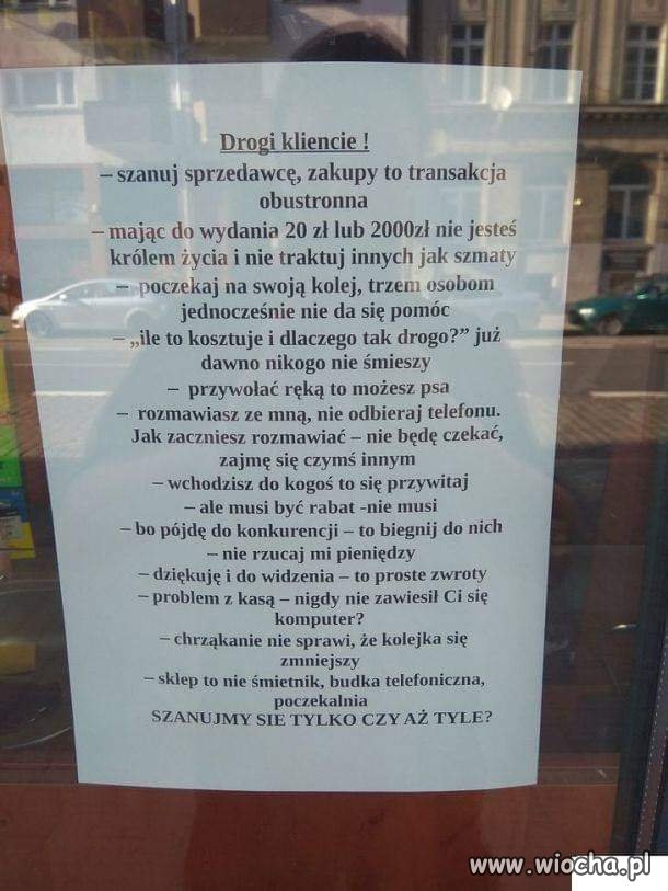 Na drzwiach pewnego sklepu.