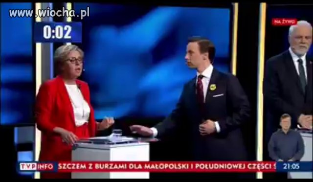 Krzysztof Bosak wręcza posłance PiS znaczek