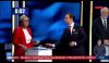 Krzysztof Bosak wręcza posłance PiS znaczek
