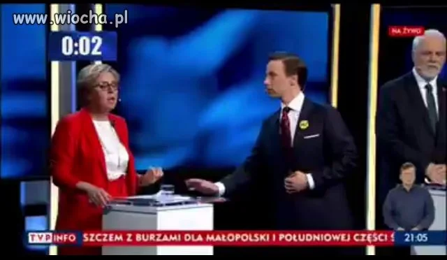 Krzysztof Bosak wręcza posłance PiS znaczek