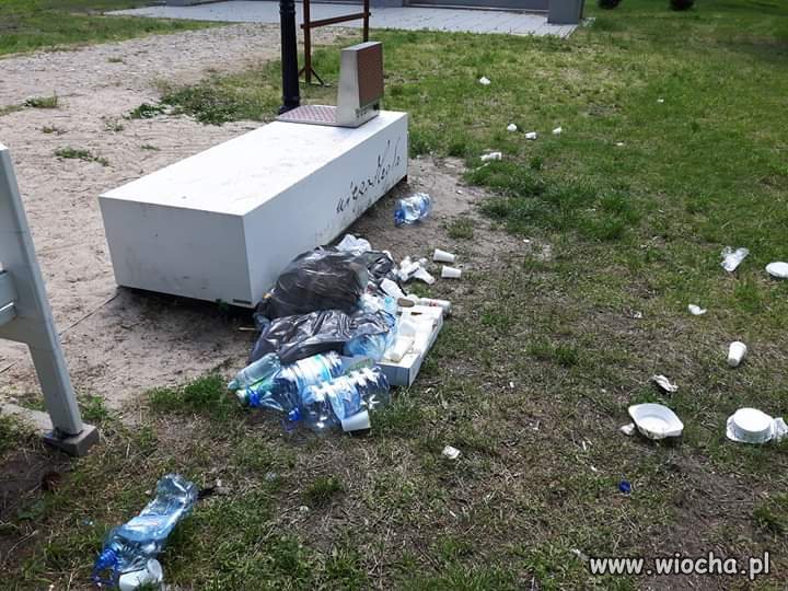 Ławki niepodległościowe przyciągają tłumy 