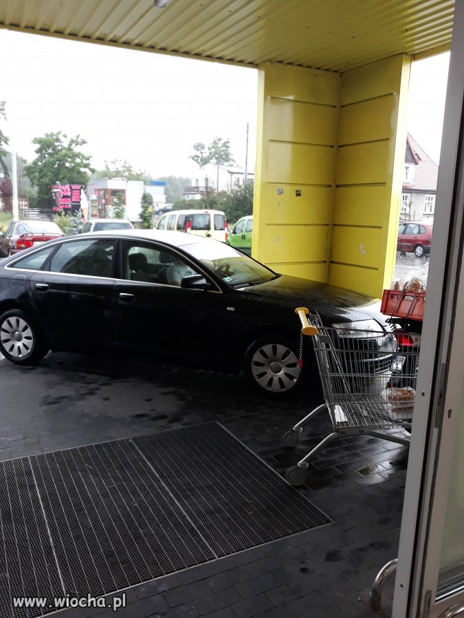 Parkowanie pod Biedronką os. Mniszek/Grudziądz