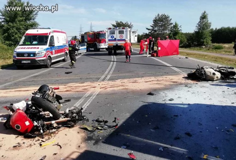 Dwaj koledzy motocykliści zderzyli się czołowo
