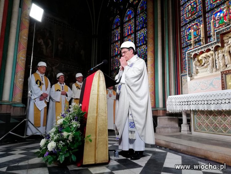 Pierwsza od pożaru msza święta w katedrze Notre Dame