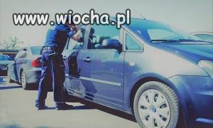 Kolejne dziecko pozostawione w upał w aucie