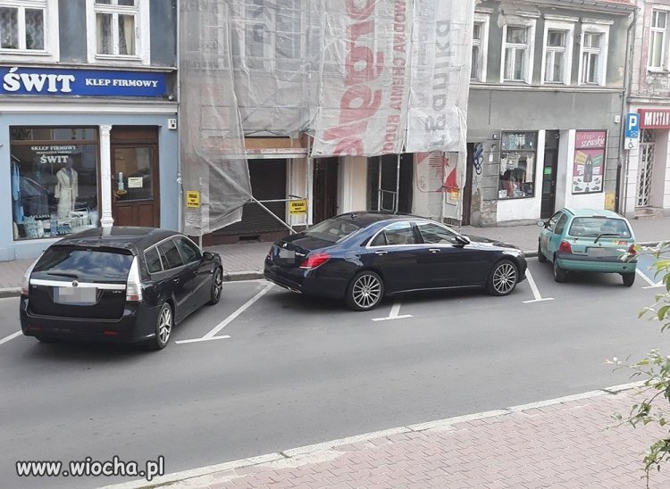 A mercedesem parkuje TAK!