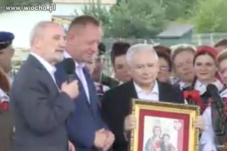 Niezadowolenie obdarowanego na wiecu w Piotrkowie 