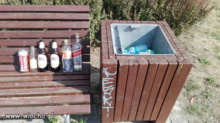 Zostawione puste butelki na ławce w Oleśnicy