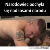 Narodowiec pochyla się