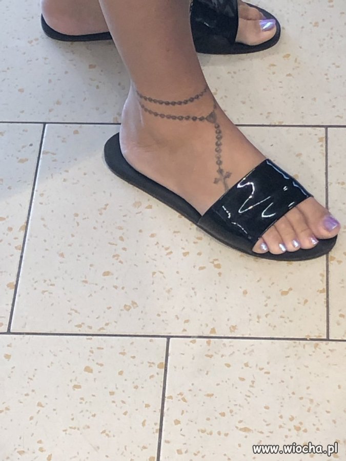 Polska kobieta, katolicko-różańcowa, tatuowana.