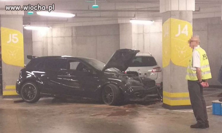 Elbląski drifter rozwalił się na parkingu galerii