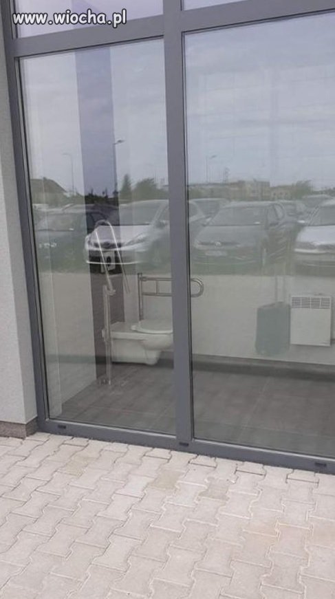 Publiczna toaleta na lotnisku w Gdańsku.