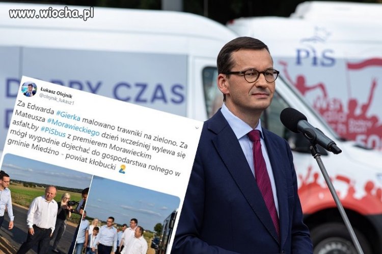 Wylewanie asfaltu na polną drogę by...