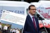 Wylewanie asfaltu na polną drogę by...