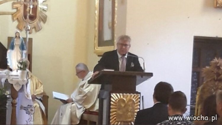 PiSior przemawiający z ambony w kościele.