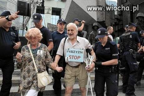 Policja faszystów chroni