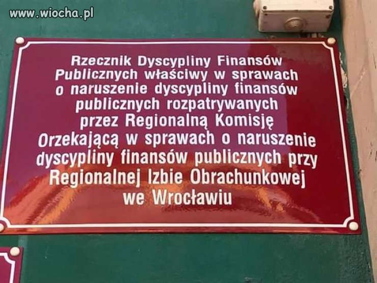 Stół z powyłamywanymi nogami. 