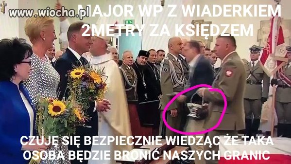 Nowy ale lekko przejrzały ministrant służy do mszy