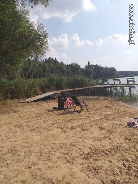 Maleńka plaża i gość z kolumną wielkości budynku