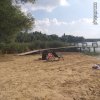Maleńka plaża i gość z kolumną wielkości budynku