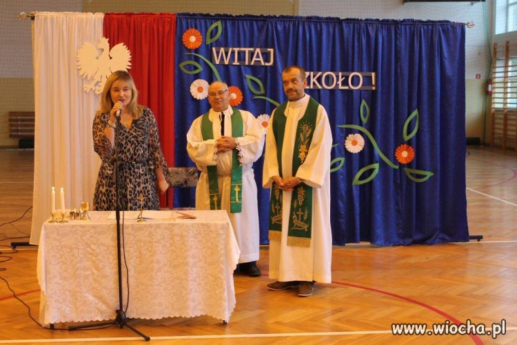 Sala jakby ze szkoły ale reszta to jakby z kościoła.