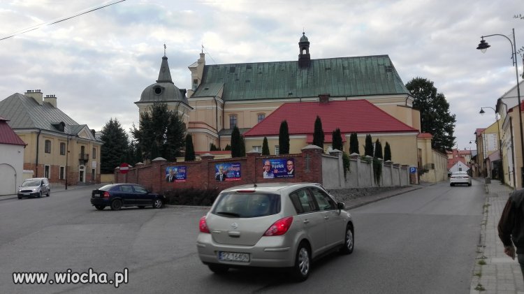 Tablica ogłoszeń parafialnych na murze...