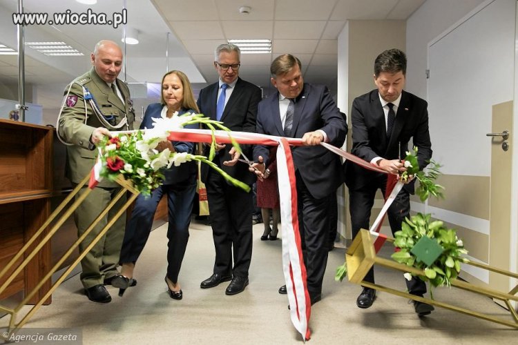 Jak to opisać...pisiory otwierają,dekoracja się