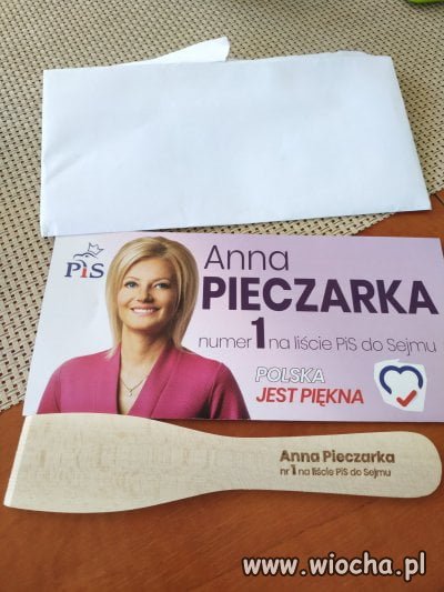Pani Anna rozdaje
