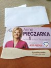 Pani Anna rozdaje