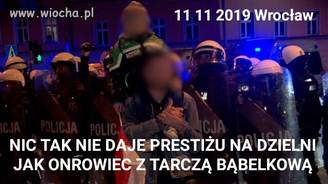 Ojciec z dzieckiem na ręku nową bronią prawactwa