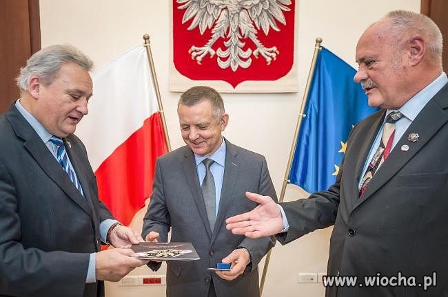 Zamiast dymisji...odebrał odznaczenie