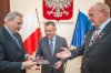 Zamiast dymisji...odebrał odznaczenie