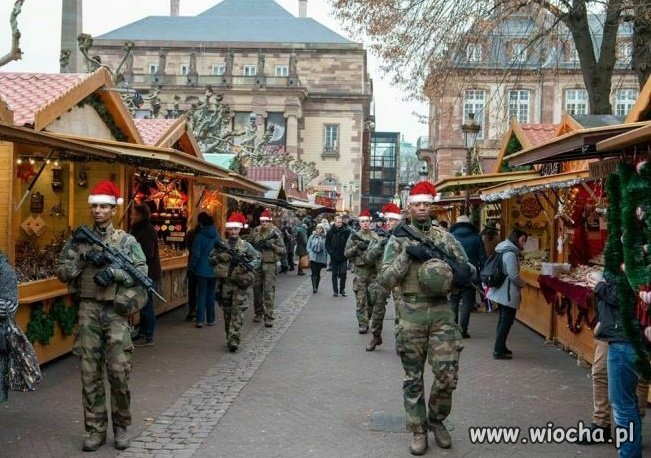 Francja. Mikołaje na jarmarku bożonarodzeniowym.