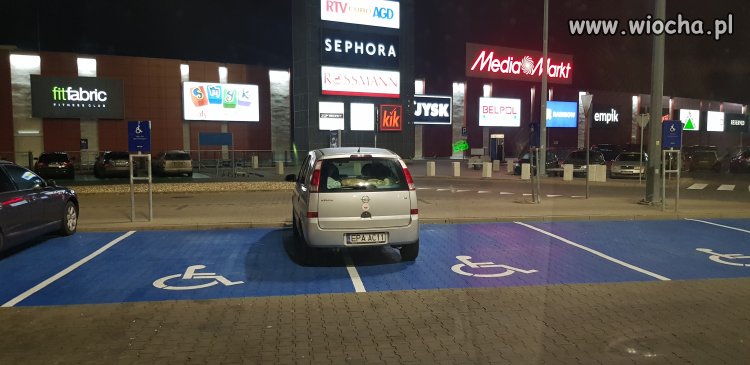 A nie bedac inwalida parkuje tak...