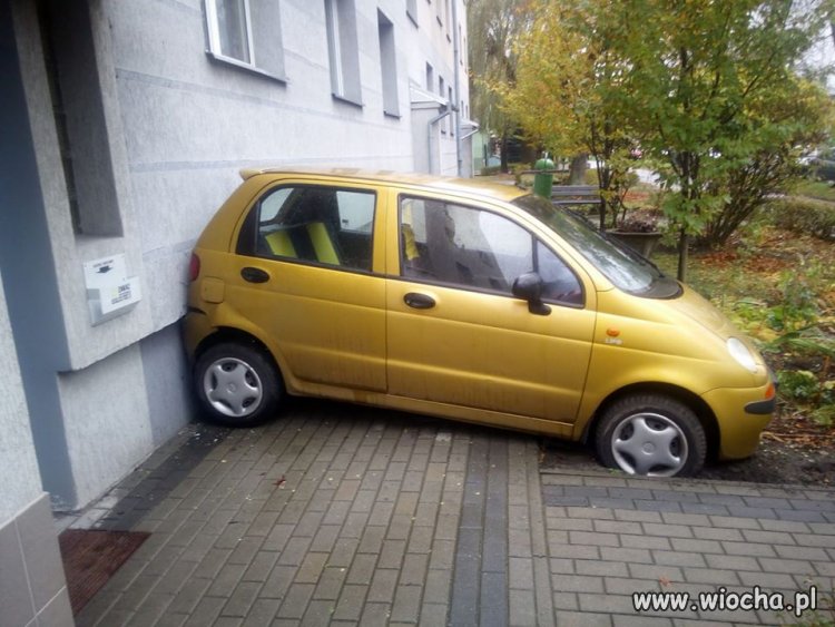 Lubię mieć widok na moją furę z okna...