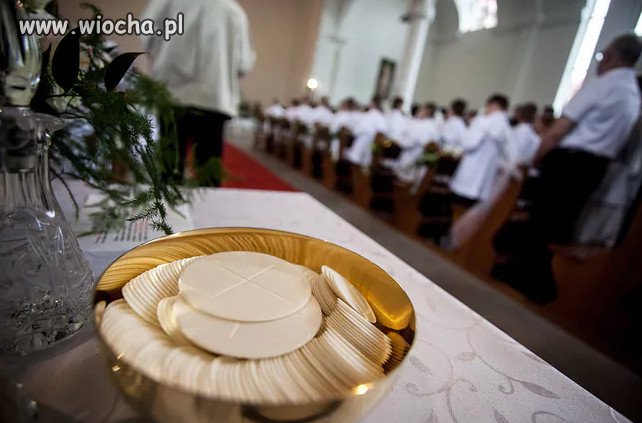 Bełchatów. Nastolatek wyjął z ust hostię.
