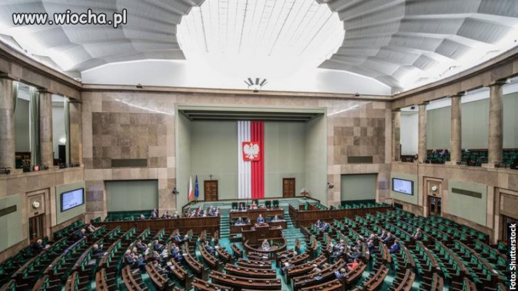 Prof. Kłosińska zauważa, że w języku PiS widać bardzo silną 