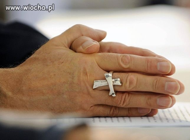 Całując księdza w ręke całujesz Jezusa