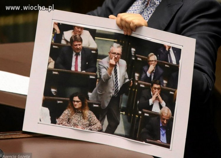 To nie pierwszy środkowy palec w Sejmie w opozycję.
