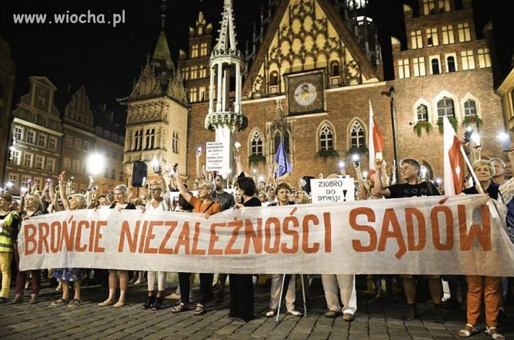 PiS poddaje sądy kontroli politycznej.