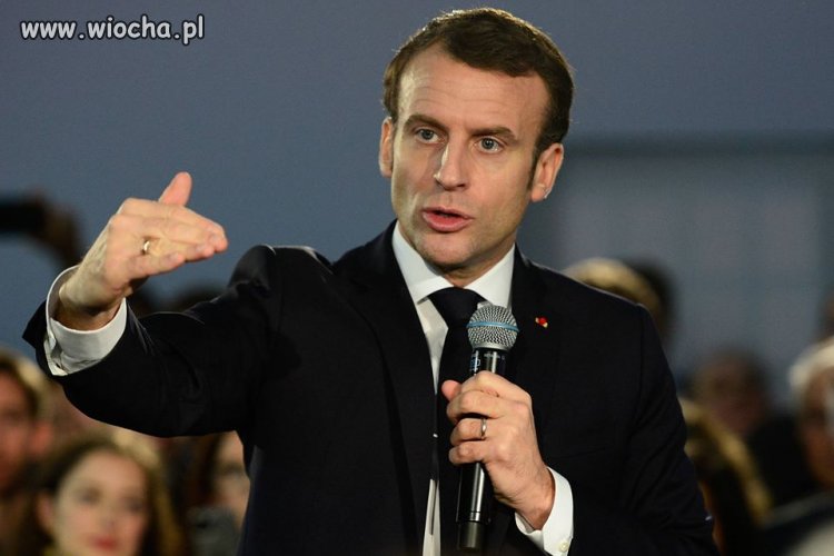 EMMANUEL MACRON POKAZUJĄCY NA MIGI ANDRZEJOWI DUDZIE