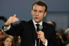 EMMANUEL MACRON POKAZUJĄCY NA MIGI ANDRZEJOWI DUDZIE