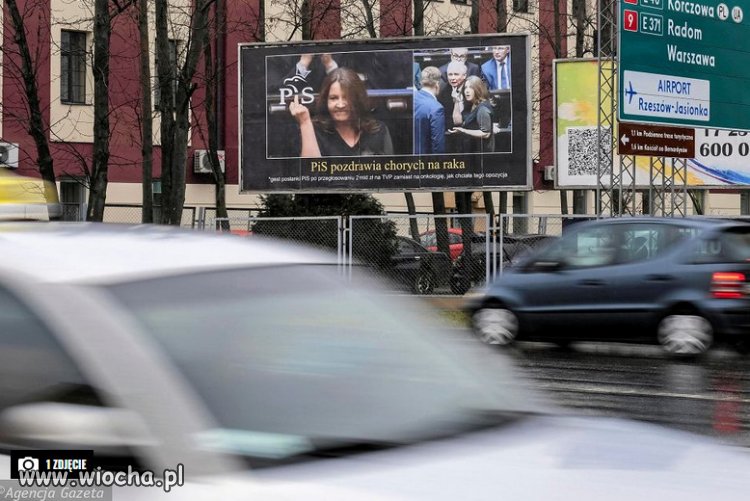 Billboardy z gestem Lichockiej zawisną w całej Polsce.