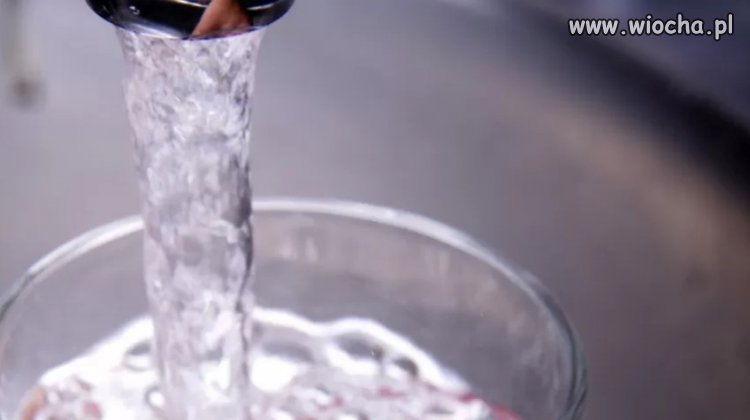 Zamiast wody z kranów popłynął alkohol. 