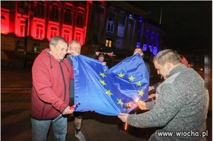 Brexitowcy próbują podpalić flage Uni Europejskiej