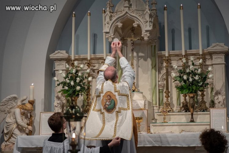 Włochy. Ksiądz odprawił mszę mimo zakazu.